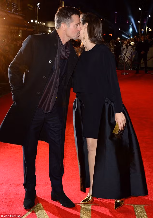 Cả hai lại tiếp tục có cử chỉ thân mật khi đang tiền dần vào nơi diễn ra sự kiện. (Ảnh: Jon Furniss).