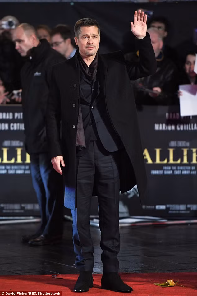 Nam diễn viên 52 tuổi bảnh bao trong bộ vest tối màu, quàng thêm chiếc khăn quàng cổ trông anh lại càng lịch lãm, lãng tử. (Ảnh: David Fisher)