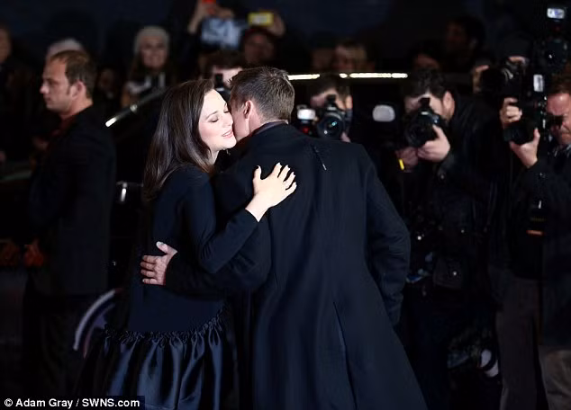 Brad Pitt hôn chào hỏi nữ đồng nghiệp. (Ảnh: Adam Gray)