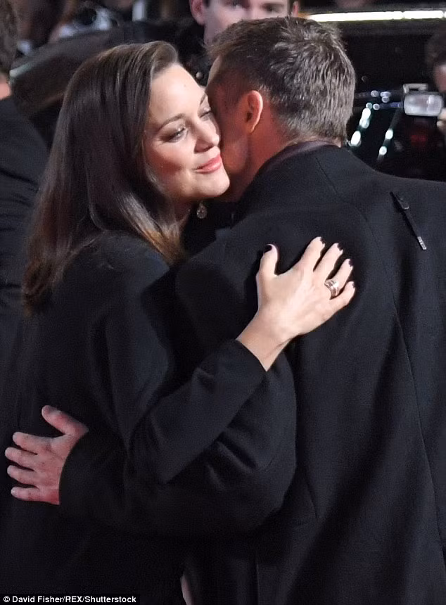 Nhìn Brad Pitt cũng phấn chấn, tươi vui hơn lần đi quảng bá Allied trước đó. Anh thoải mái bày tỏ tình cảm với nữ đồng nghiệp, không còn ngần ngại bởi tin đồn phim giả tình thật. (Ảnh: David Fisher)