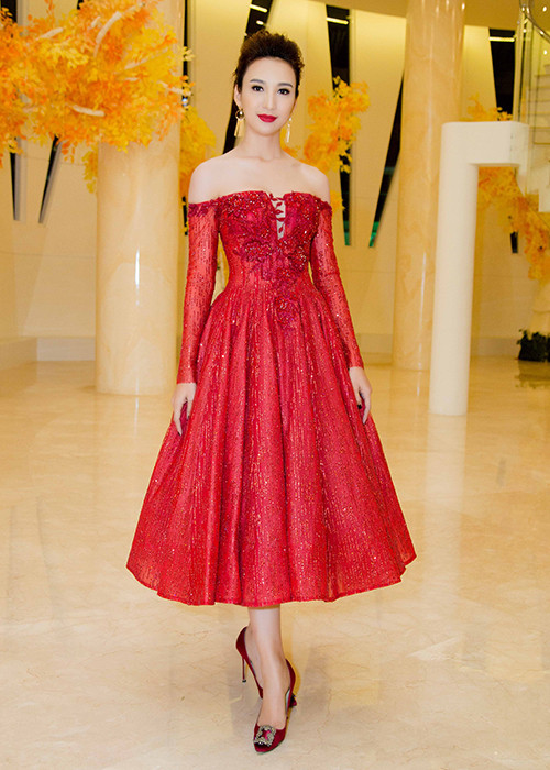 Xuất hiện sau thời gian khá im ắng với truyền thông, Ngọc Diễm nổi bật trong bộ đầm tông màu đỏ rực rỡ.
