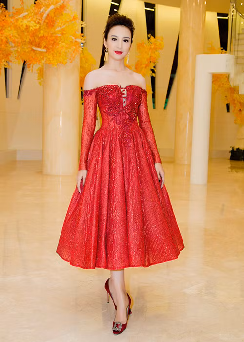 Xuất hiện sau thời gian khá im ắng với truyền thông, Ngọc Diễm nổi bật trong bộ đầm tông màu đỏ rực rỡ.