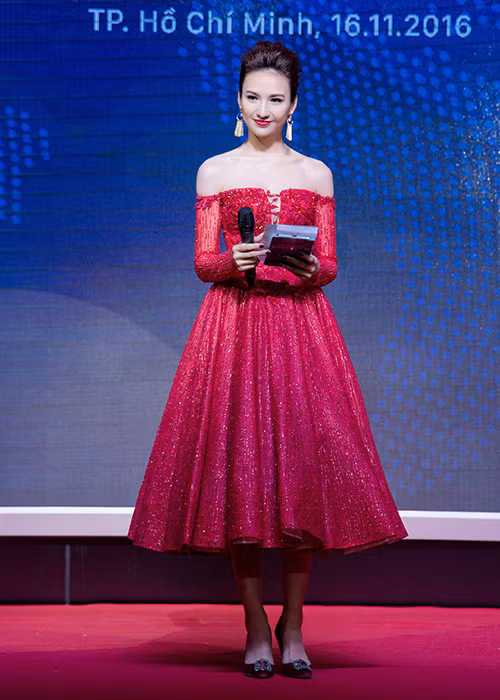 Xuất hiện trong chương trình tối ngày 16/11 vừa qua với vai trò MC, Ngọc Diễm được đánh giá cao về giọng nói truyền cảm và những kiến thức sâu sắc về đầu tư.