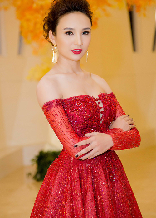 Dù ít khi tham gia sự kiện nhưng cô vẫn để lại ấn tượng tốt với gu thời trang thanh lịch, duyên dáng.