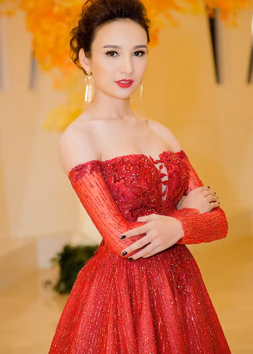 Dù ít khi tham gia sự kiện nhưng cô vẫn để lại ấn tượng tốt với gu thời trang thanh lịch, duyên dáng.