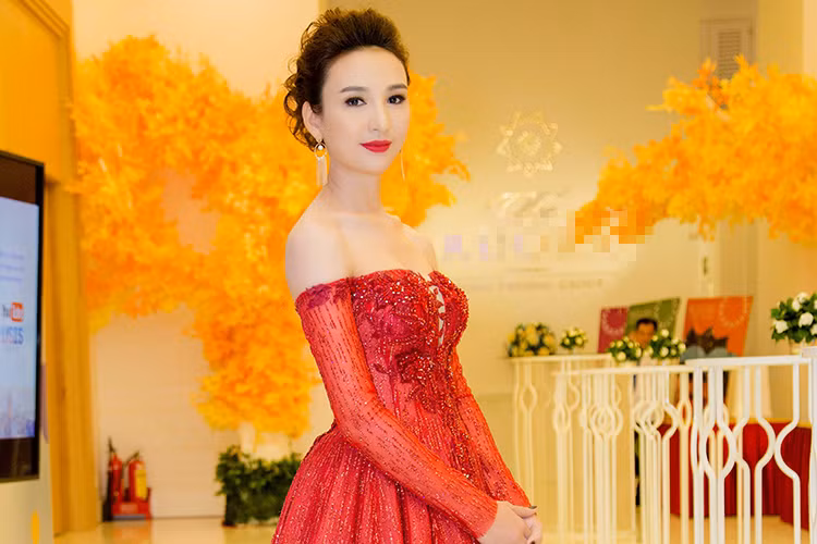 Tối qua (16/11), tại TP HCM, Hoa hậu Ngọc Diễm có mặt tại một sự kiện với vai trò dẫn chương trình.