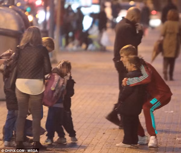 Justin Bieber dam fan chay mau mieng-Hinh-4