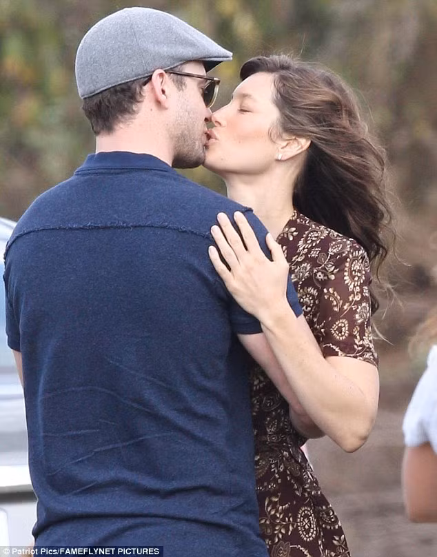 Thế nên cảnh tình tứ như thế này của cặp sao Hollywood là rất hiếm hoi.