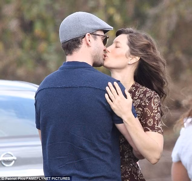 Tranh thủ giờ nghỉ giải lao giữa hai cảnh quay, Justin Timberlake và vợ ôm hôn nhau thắm thiết giữa đoàn phim đông người.