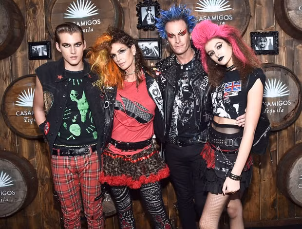 Bốn người gia đình nhà siêu mẫu Cindy Crawford biến thành ban nhạc rock khi đi dự tiệc Halloween ở Beverly Hills hôm 28/10. (Ảnh: Getty).