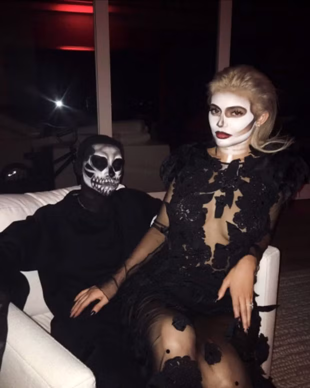Kylie Jenner và bạn trai Tyga hóa trang thành hai bộ xương đi dự tiệc Halloween hôm 29/10. (Ảnh: Instagram).