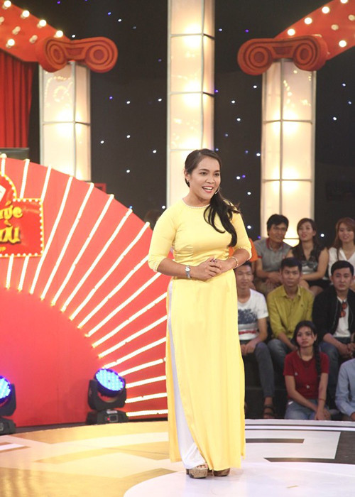 Cô giáo người Miên tên Mỹ Duyên lại tạo ấn tượng với phần giới thiệu đầy vần điệu khi bắt đầu trình diễn.