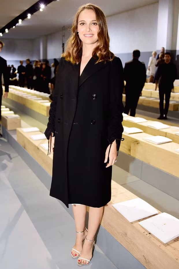 Ngôi sao Hollowood gốc Israel lịch lãm trong chiếc áo dạ đen tại hàng ghế đầu trong show thời trang của Christian Dior ngày 30/9 trong khuôn khổ Tuần lễ Thời trang Paris. (Ảnh: Getty Images)