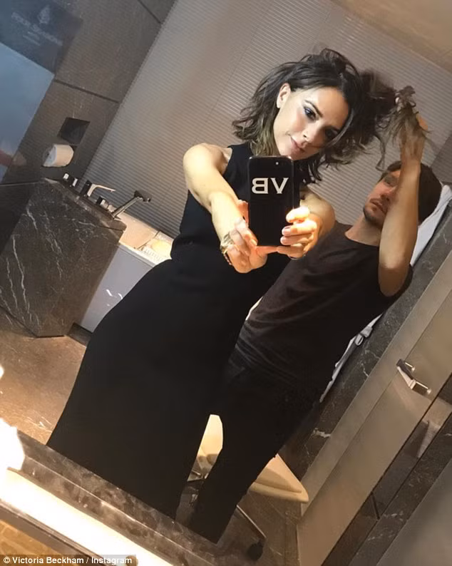 Victoria mang theo cả stylist Ken Paves tới Thâm Quyến để giúp cô sửa sang đầu tóc, váy áo chỉn chu tham dự sự kiện. (Ảnh: Instagram).