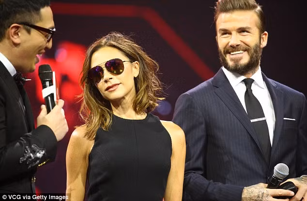 Thế nhưng, trước khi lên sân khấu, hai vợ chồng Beck-Vic lại tỏ ra rất tình cảm, tay nắm chặt tay khi bước vào sự kiện. (Ảnh: Getty Images)