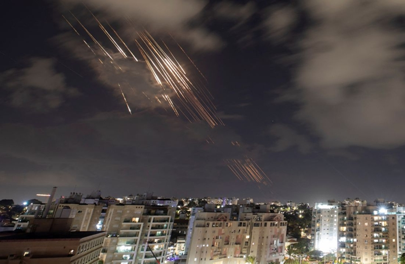 Một báo cáo khác trên trang Avia.pro ngày 6/10 cho biết, các nhà lãnh đạo Iran đang xem xét phương án tiến hành một cuộc tấn công tên lửa quy mô lớn vào các mục tiêu của Israel nếu nước này tiến hành một cuộc tấn công vào Iran. Ảnh: CNN.