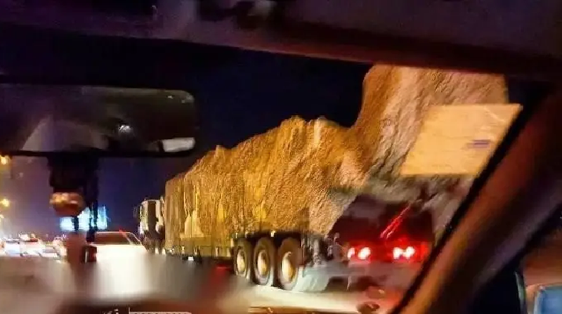 Một động thái khác của Iran là bắt đầu chuyển hệ thống tên lửa để chuẩn bị cho các cuộc phản công của Israel. Khi căng thẳng giữa Iran và Israel ngày càng gia tăng, các nhân chứng ở nhiều khu vực của Iran đã ghi nhận việc di chuyển các đoàn xe quân sự hạng nặng chở bệ phóng tên lửa lao tới các khu vực biên giới và các căn cứ quân sự quan trọng. Ảnh: Sohu.