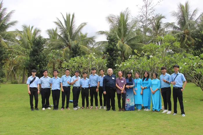 GS Duncan Haldane và GS Đàm Thanh Sơn chụp ảnh lưu niệm với các học sinh trường chuyên. Ảnh: Hoàng Trọng.