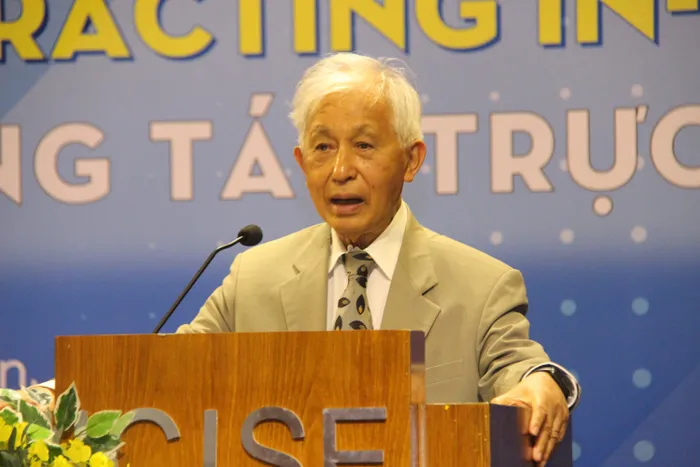 GS Trần Thanh Vân, Chủ tịch Hội Khoa học Gặp gỡ Việt Nam cho hay, đây là Hội nghị đầu tiên của năm Quốc tế về khoa học cơ bản. "Đặc biệt, lãnh đạo Liên Hợp Quốc đã giao cho chúng tôi ngọn lửa khoa học để đưa về Việt Nam, chuyển sáng khoa học trong nước và thế giới. Đây là dịp để chúng ta phổ biến tình yêu khoa học Việt Nam, cho giới trẻ và tương lai của đất nước...". Ảnh: Ngọc Oai.