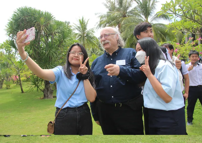 Dự lễ khai mạc còn có 60 học sinh đến từ 5 trường chuyên: THPT chuyên Chu Văn An và THPT chuyên Lê Quý Đôn (Bình Định), THPT chuyên Lê Khiết (Quảng Ngãi), THPT chuyên Hùng Vương (Gia Lai) và THPT chuyên Lương Văn Chánh (Phú Yên). Ảnh: Ngọc Oai.