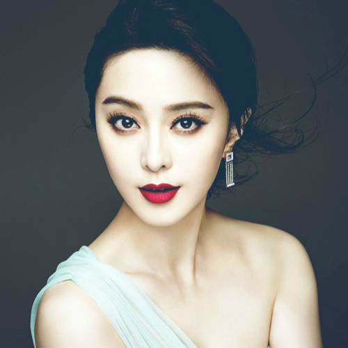 Gương mặt trái xoan, gò má đầy đặn: Đặc biệt những phụ nữ sở hữu khuôn mặt này chính là tướng mạo phúc khí. Cả đời sẽ được hưởng phúc và thành quả của chồng. Nếu là đàn ông sẽ là người sự nghiệp hanh thông, công thành danh toại.