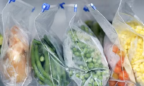 Cho thuc pham vao tui ni long roi nhet tu lanh - coi chung mat mang!