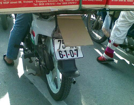 Phép cộng thú vị trên biển số.