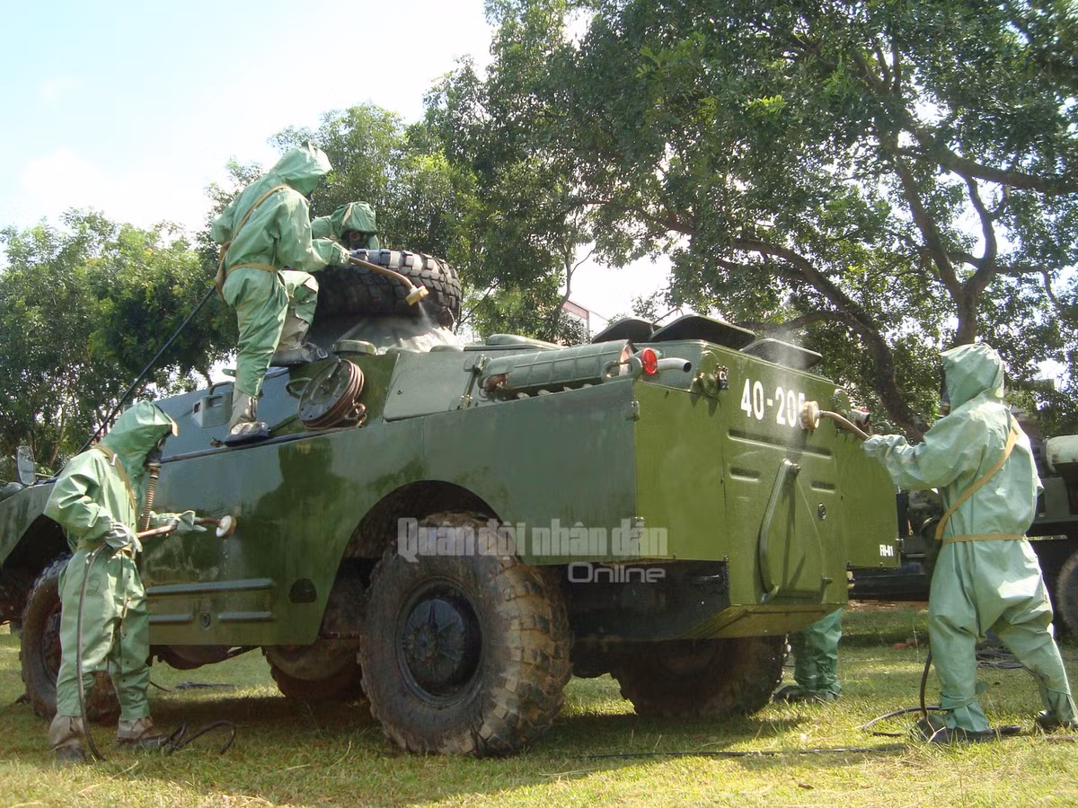 Học viên lớp DDK16 thực hành tiêu tẩy xe bọc thép nhiễm độc.