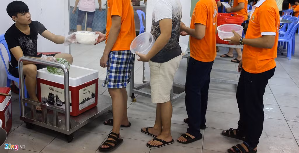 Học sinh xếp hàng lấy cơm trong giờ ăn tối. Được biết, trước đây, một số em bỏ trốn ngay cả trong lúc học hoặc giờ ăn đông người.