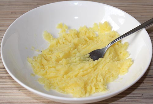 Dùng khoai tây nghiền nát. Trong khoai tây có chứa natri có thể khiến lũ chuột bị trướng bụng. Nếu bạn đặt một chút khoai tây nghiền và một bát nước cạnh hang chuột, chúng sẽ ăn khoai tây rồi uống nước vì bị khát nước. Khoai tây sẽ nở ra trong dạ dày khiến chuột bị chết.