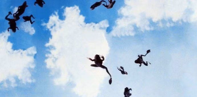 Mưa cóc nhái. Ít nhất, đã có 4 trận mưa cóc nhái được ghi nhận cho đến giờ. Trong đó, trận mưa đầu tiên xảy ra vào năm 1804 ở vùng Toulouse (Pháp). Trận mưa thứ hai xảy ra vào năm 1863 ở làng Akeley (Vương quốc Anh). Lần thứ ba vào năm 1882 ở bang Iowa (Mỹ) và lần thứ tư xuất hiện ở vùng Odzaci, Serbia (Nga). Theo các nhà khoa học, nguyên nhân của những trận mưa cóc nhái kỳ lạ này đến từ những cơn lốc xoáy mạnh. Khi đi qua vùng đầm lầy, những cơn lốc xoáy đã hút theo cóc nhái lên không trung, sau đó, "nhả" chúng xuống từ không trung.