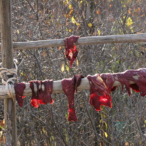 Mưa thịt. Năm 1876, một cơn mưa với những vật giống các tảng thịt bê và cừu đã rơi xuống bang Kentucky (Mỹ). Sau đó, vào năm 1850, một trận mưa thịt bò tươi cũng rơi xuống bang North Carolina (Hoa Kỳ). Theo các nhà khoa học, những "tảng thịt" rơi xuống đó không hẳn là thịt mà có thể là những tảng thạch được đóng băng từ một loại vi khuẩn nào đó. Ảnh: Rozbuzz.