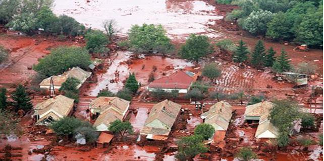 Theo lý giải của các nhà khoa học, mưa máu có thể là do ô nhiễm không khí. Theo đó, những chất ô nhiễm hòa tan trong nước mưa khiến nước mưa chuyển sang màu đỏ. Hoặc cũng có thể do trộn bụi đỏ từ sa mạc. Tuy nhiên, vẫn có rất nhiều những câu chuyện huyền bí liên quan đến hiện tượng này được lan truyền. Ảnh: Trí thức trẻ.