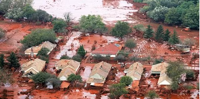 Theo lý giải của các nhà khoa học, mưa máu có thể là do ô nhiễm không khí. Theo đó, những chất ô nhiễm hòa tan trong nước mưa khiến nước mưa chuyển sang màu đỏ. Hoặc cũng có thể do trộn bụi đỏ từ sa mạc. Tuy nhiên, vẫn có rất nhiều những câu chuyện huyền bí liên quan đến hiện tượng này được lan truyền. Ảnh: Trí thức trẻ.