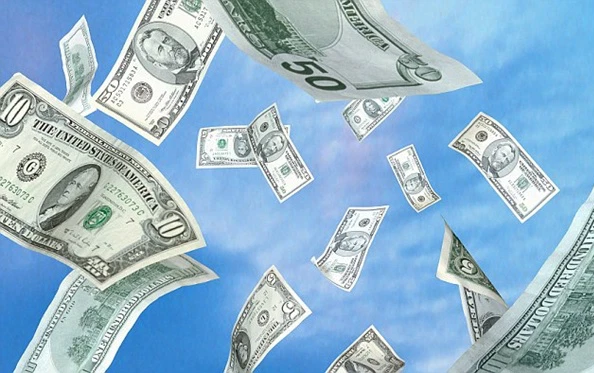 Năm 1940, một cơn mưa tiền đã xuất hiện ở vùng Gorky (Nga) sau khi một cơn bão đi qua khu vực này. Năm 1968, một cơn mưa tiền khác lại xuất hiện ở vùng Ramsgate (Anh). Ngoài ra, còn rất nhiều những cơn mưa tiền khác đã xuất hiện tại Pháp, Đức và gần đây nhất là ở Dubai (Các Tiểu Vương quốc Ả Rập Thống nhất). Theo các chuyên gia, những cơn mưa kỳ lạ đều xuất hiện từ một hiện tượng khí tượng đặc biệt nào đó mà có thể chúng ta chưa khám phá hết được.