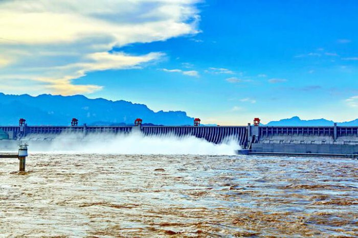 Nhấn chìm khu vực 3 hẻm núi Cù Đường, Vu và Tây Lăng, đập Tam Hiệp tạo ra một vùng nước mênh mông, cho phép các phương tiện thủy giới di chuyển một khoảng 2.250km từ Thượng Hải đến tận Trùng Khánh.