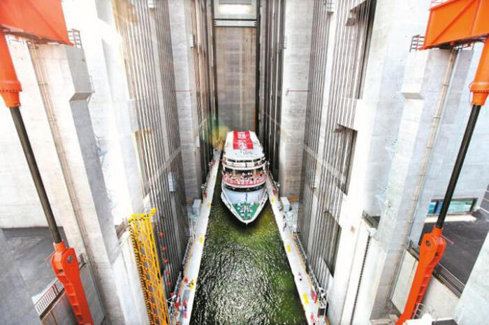 Chính vì vậy quá trình hoạt động sẽ có thể gây xói lở, thậm chí đe dọa cả nghề cá lớn nhất thế giới bởi quy mô quá lớn của con đập đã tạo ra một tiểu khí hậu đe dọa hệ sinh thái của khu vực.