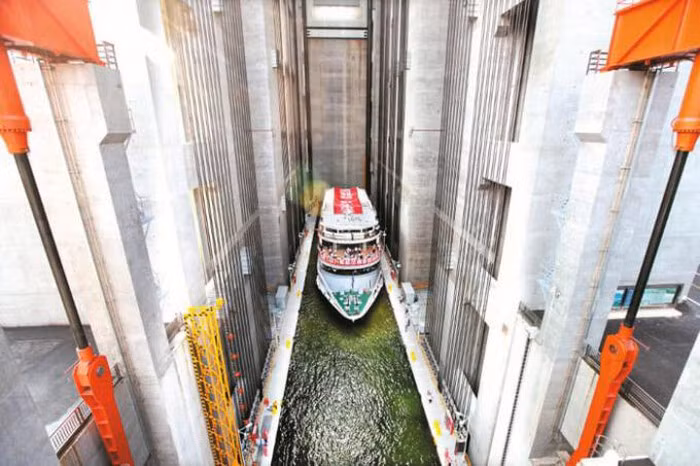 Chính vì vậy quá trình hoạt động sẽ có thể gây xói lở, thậm chí đe dọa cả nghề cá lớn nhất thế giới bởi quy mô quá lớn của con đập đã tạo ra một tiểu khí hậu đe dọa hệ sinh thái của khu vực.