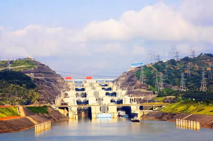 Một đặc điểm nữa là khi tích nước ở mức tối đa, hồ chứa 38 tỷ m3 nước này ảnh hưởng đến Trái đất, làm tăng độ dài của một ngày thêm 0,06 micro giây.