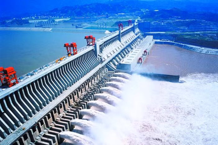 Toàn bộ thành đập được hoàn thiện vào năm 2006. Số máy phát điện còn lại dần được đưa vào hoạt động, tới giữa năm 2012. Ở thời điểm này, họ cho phép những con tàu tải trọng lên tới 3.000 tấn vượt qua, biến con đập trở thành tuyến đường thủy quan trọng của khu vực.