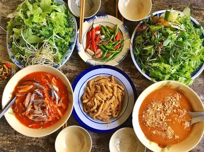 Quận Liêu Chiểu của TP Đà Nẵng tiếp giáp tỉnh Thừa Thiên - Huế về phía bắc. Nơi đây có địa danh Nam Ô nổi tiếng, được biết đến như làng chài lâu đời bậc nhất xứ Đàng Trong xưa. Nhắc đến Nam Ô, người ta thường nhắcnhững đặc sản trứ danh như nước mắm, gỏi cá...