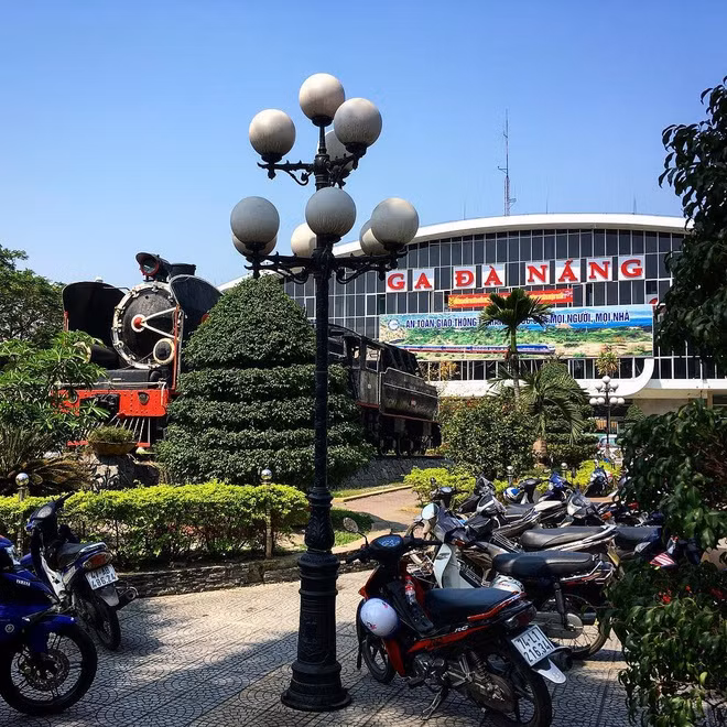 Ga Đà Nẵng nằm ở quận Thanh Khê, cũng là quận có diện tích nhỏ nhất của TP Đà Nẵng. Trang TTĐT quận Thanh Khê cho biết đây là ga trung tâm, cũng là đầu mối giao thông đường sắt chính của toàn thành phố.