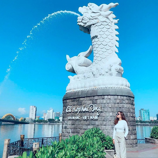 Theo Cổng TTĐT Đà Nẵng, tên gọi Đà Nẵng có thể được giải thích là sông lớn hay cửa sông lớn, bắt nguồn từ ngôn ngữ Chăm. Người ta nhận thấy rằng địa danh này đã sớm có mặt trên các bản đồ được vẽ từ thế kỷ 16.