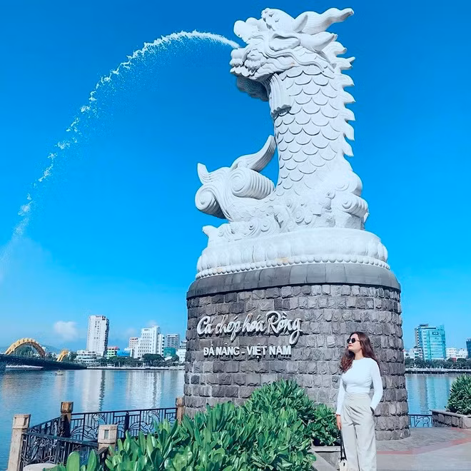 Theo Cổng TTĐT Đà Nẵng, tên gọi Đà Nẵng có thể được giải thích là sông lớn hay cửa sông lớn, bắt nguồn từ ngôn ngữ Chăm. Người ta nhận thấy rằng địa danh này đã sớm có mặt trên các bản đồ được vẽ từ thế kỷ 16.