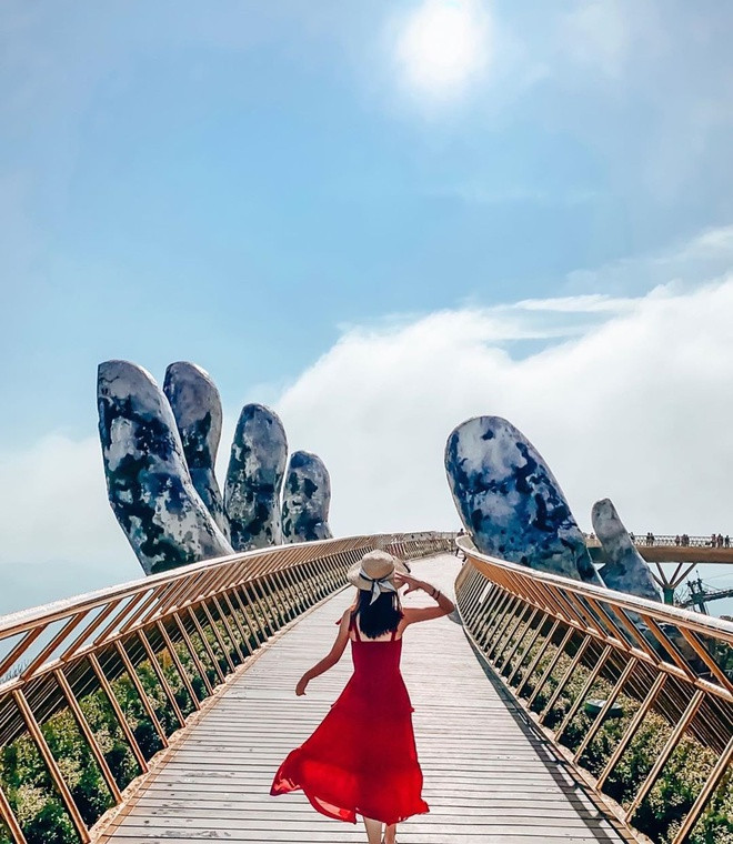 Là một trong 5 thành phố trực thuộc trung ương của Việt Nam, Đà Nẵng hiện có 6 quận và 2 huyện. Ngoài 5 quận kể trên, thành phố này còn có quận Cẩm Lệ cùng 2 huyện Hoà Vang và Hoàng Sa.