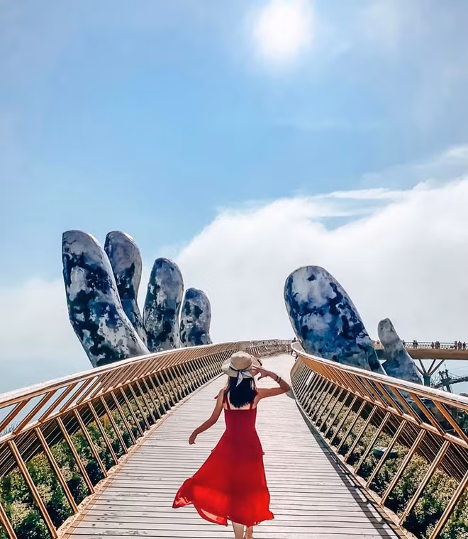 Là một trong 5 thành phố trực thuộc trung ương của Việt Nam, Đà Nẵng hiện có 6 quận và 2 huyện. Ngoài 5 quận kể trên, thành phố này còn có quận Cẩm Lệ cùng 2 huyện Hoà Vang và Hoàng Sa.