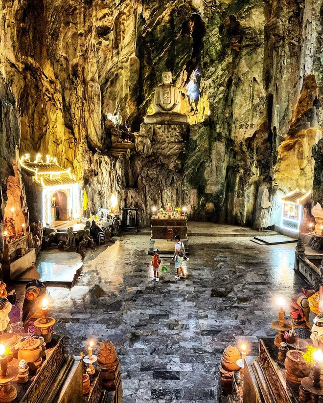 Quận Ngũ Hành Sơn nằm về phía đông &#x1d;nam TP Đà Nẵng. Nơi đây có danh thắng Ngũ Hành Sơn nổi tiếng với các ngọn núi đặt tên Kim, Mộc, Thủy, Hỏa, Thổ, được xếp hạng di tích quốc gia đặc biệt. Ngũ Hành Sơn với chùa Linh Ứng Non Nước, chùa Tam Thai, động Huyền Không, động Âm Phủ... linh thiêng, huyền ảo thu hút nhiều du khách tham quan.