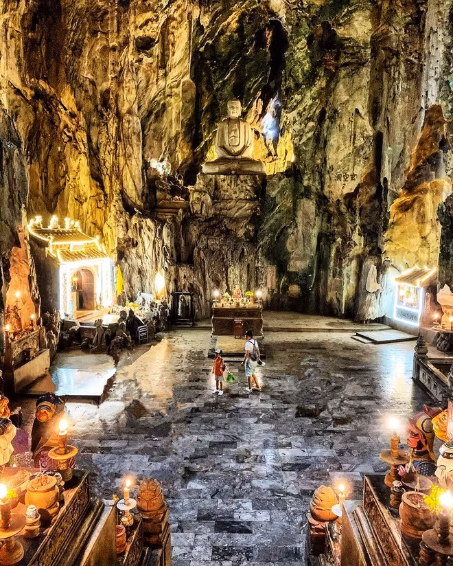 Quận Ngũ Hành Sơn nằm về phía đông nam TP Đà Nẵng. Nơi đây có danh thắng Ngũ Hành Sơn nổi tiếng với các ngọn núi đặt tên Kim, Mộc, Thủy, Hỏa, Thổ, được xếp hạng di tích quốc gia đặc biệt. Ngũ Hành Sơn với chùa Linh Ứng Non Nước, chùa Tam Thai, động Huyền Không, động Âm Phủ... linh thiêng, huyền ảo thu hút nhiều du khách tham quan.