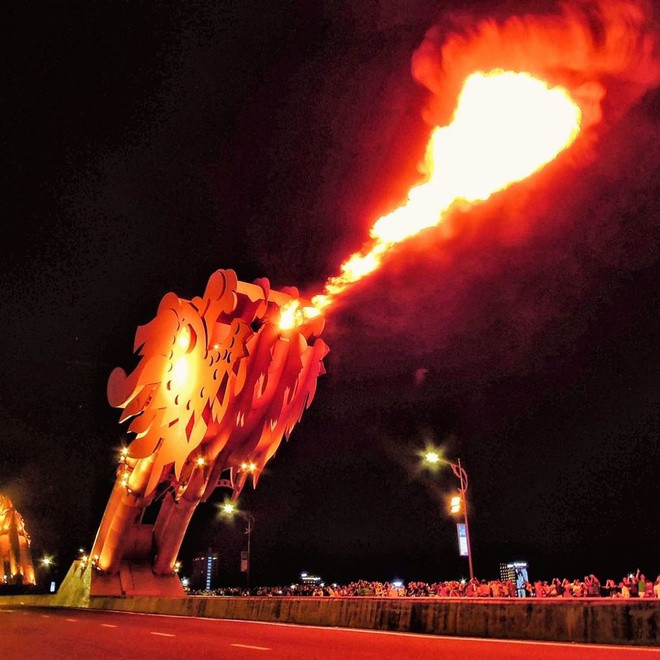 Cầu Rồng là công trình kiến trúc ấn tượng bắc qua hai bờ đông - tây của sông Hàn, nối quận Sơn Trà với quận Hải Châu, cũng là quận trung tâm của TP Đà Nẵng. Theo Cổng TT Du lịch Đà Nẵng - Danang FantastiCity, cầu mô phỏng hình tượng rồng thời Lý mạnh mẽ vươn ra Biển Đông, với thiết kế độc đáo được cho là chưa từng có trên thế giới.