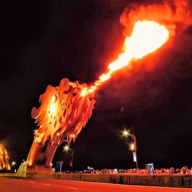 Cầu Rồng là công trình kiến trúc ấn tượng bắc qua hai bờ đông - tây của sông Hàn, nối quận Sơn Trà với quận Hải Châu, cũng là quận trung tâm của TP Đà Nẵng. Theo Cổng TT Du lịch Đà Nẵng - Danang FantastiCity, cầu mô phỏng hình tượng rồng thời Lý mạnh mẽ vươn ra Biển Đông, với thiết kế độc đáo được cho là chưa từng có trên thế giới.